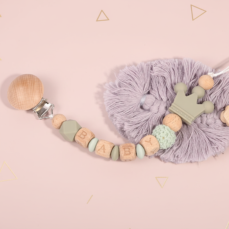 Personalized Pacifier Chain– Sicher&stilvoll– Personalisierte Schnullerkette Grün | Pädagogisches Holzspielzeug von Mein Kleines Baby