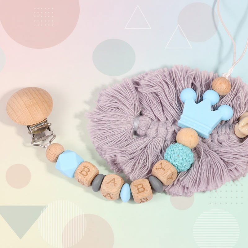 Personalized Pacifier Chain– Sicher&stilvoll– Personalisierte Schnullerkette Hellblau | Pädagogisches Holzspielzeug von Mein Kleines Baby