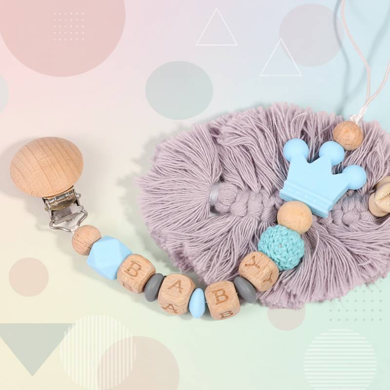 Personalized Pacifier Chain– Sicher&stilvoll– Personalisierte Schnullerkette Hellblau | Pädagogisches Holzspielzeug von Mein Kleines Baby