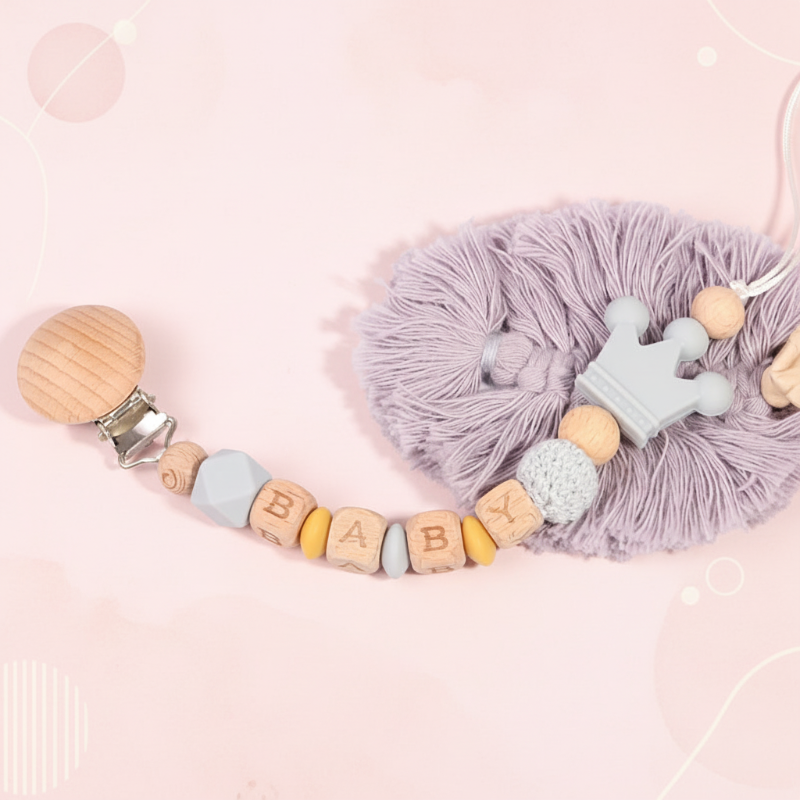 Personalized Pacifier Chain– Sicher&stilvoll– Personalisierte Schnullerkette Hellgrau | Pädagogisches Holzspielzeug von Mein Kleines Baby