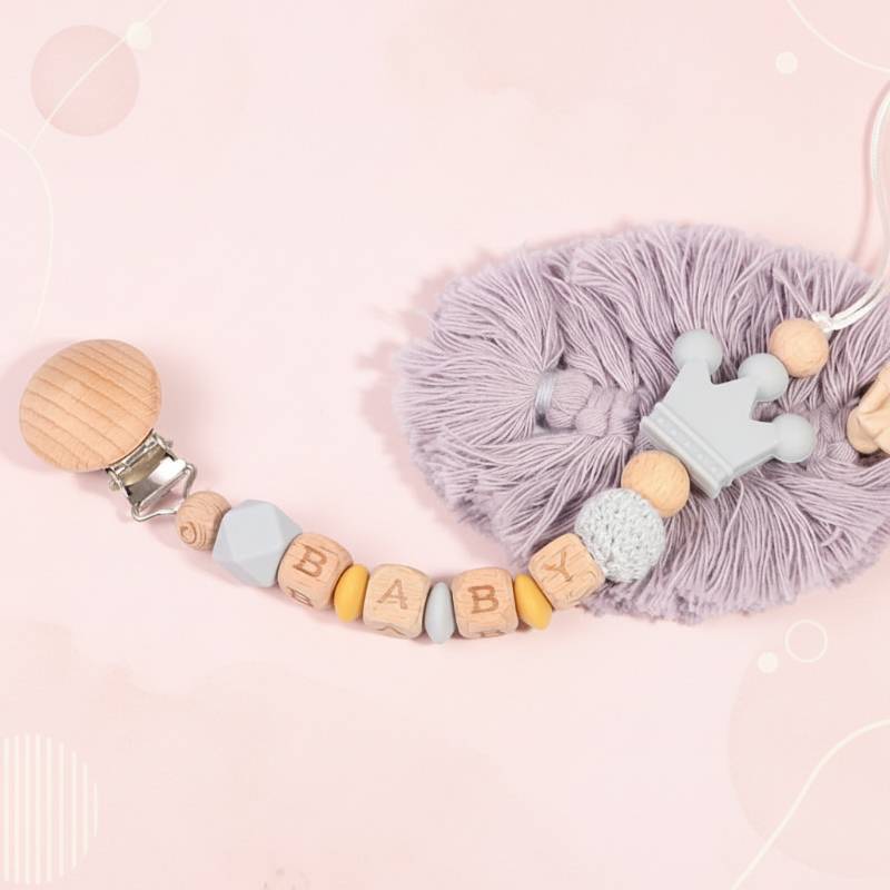 Personalized Pacifier Chain– Sicher&stilvoll– Personalisierte Schnullerkette Hellgrau | Pädagogisches Holzspielzeug von Mein Kleines Baby