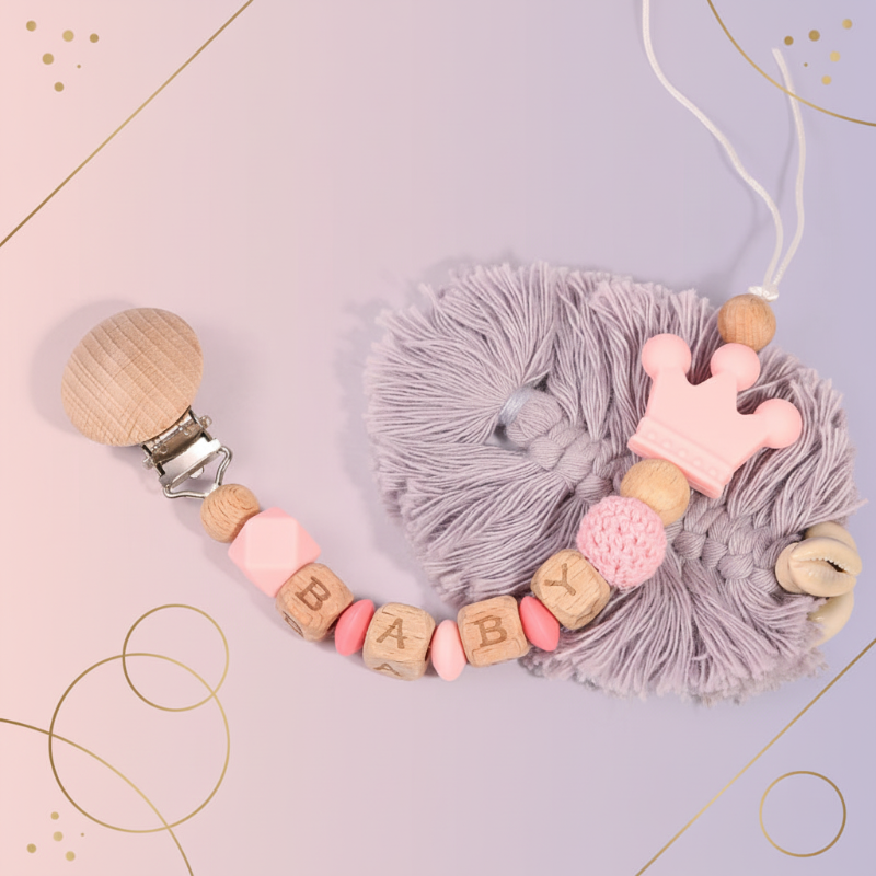 Personalized Pacifier Chain– Sicher&stilvoll– Personalisierte Schnullerkette Hellrosa | Pädagogisches Holzspielzeug von Mein Kleines Baby