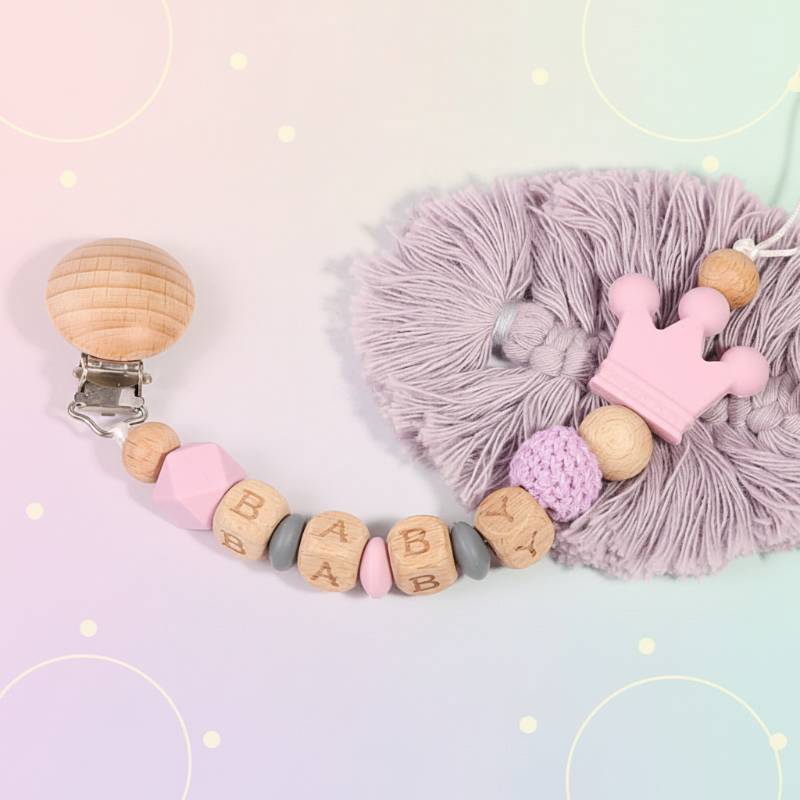 Personalized Pacifier Chain– Sicher&stilvoll– Personalisierte Schnullerkette Rosa | Pädagogisches Holzspielzeug von Mein Kleines Baby