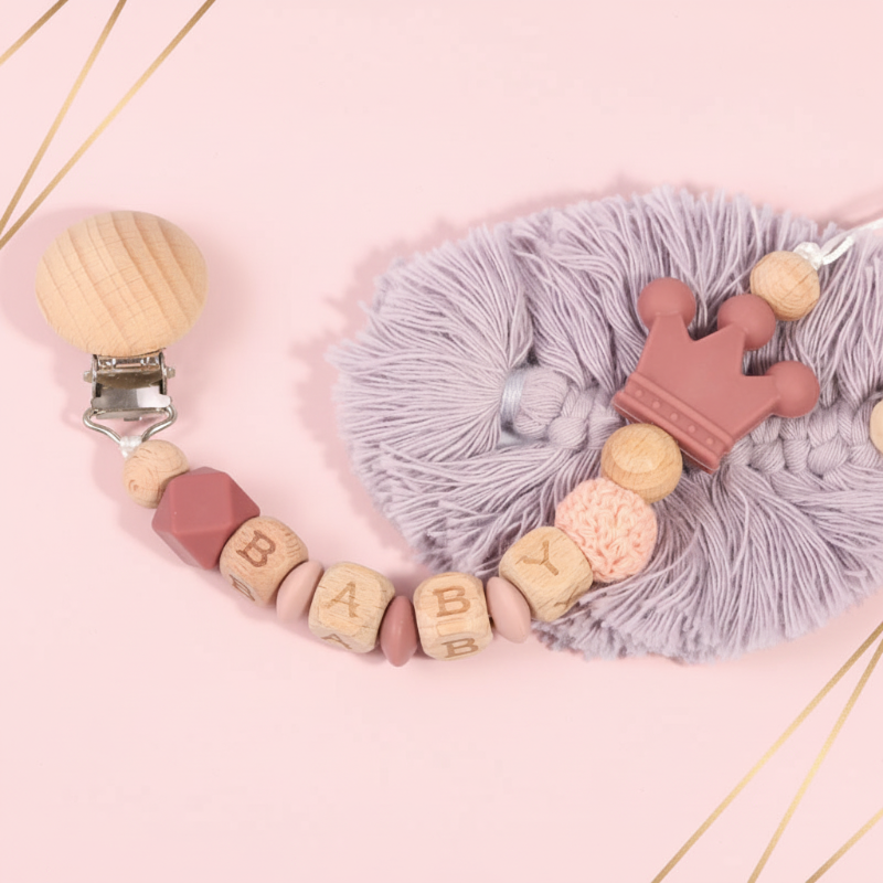 Personalized Pacifier Chain– Sicher&stilvoll– Personalisierte Schnullerkette Rot | Pädagogisches Holzspielzeug von Mein Kleines Baby