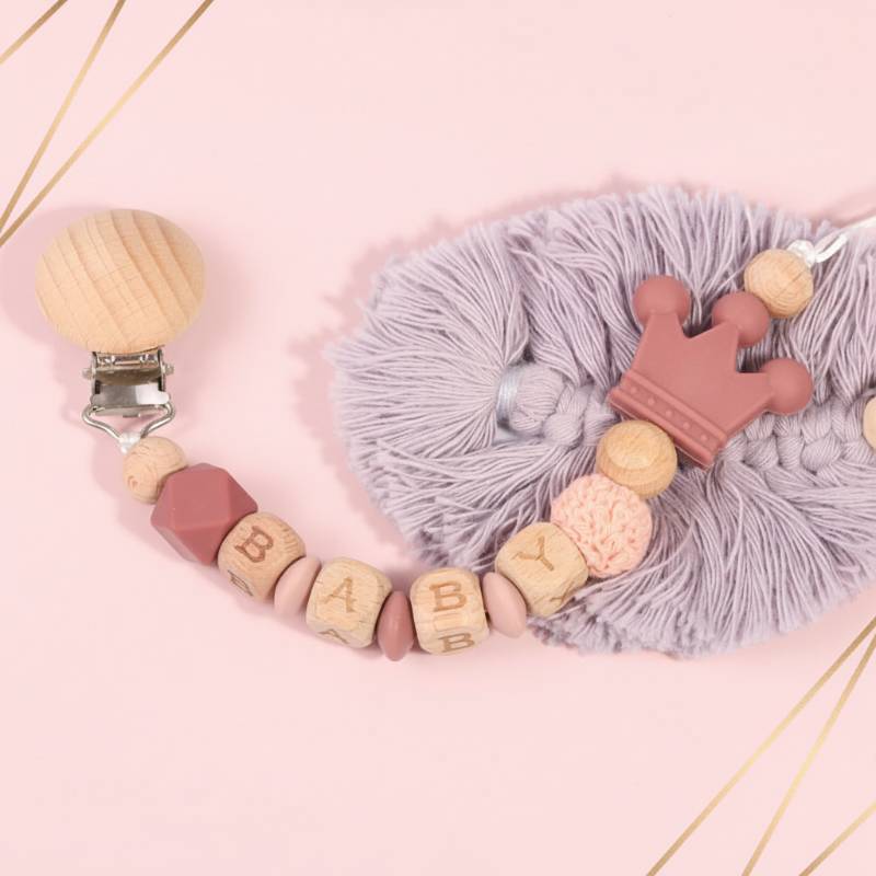 Personalized Pacifier Chain– Sicher&stilvoll– Personalisierte Schnullerkette Rot | Pädagogisches Holzspielzeug von Mein Kleines Baby