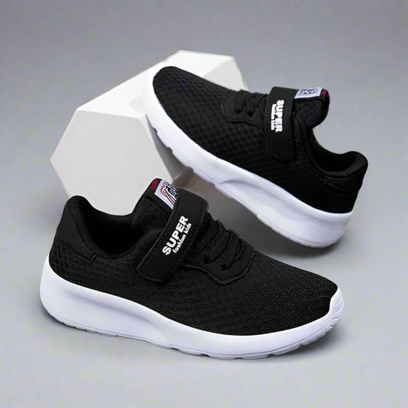 PlayFit– Bequem und trendy – Mesh-Laufschuhe Schwarz/Weiß / 31 (9–9.5 Jahre) | Pädagogisches Holzspielzeug von Mein Kleines Baby