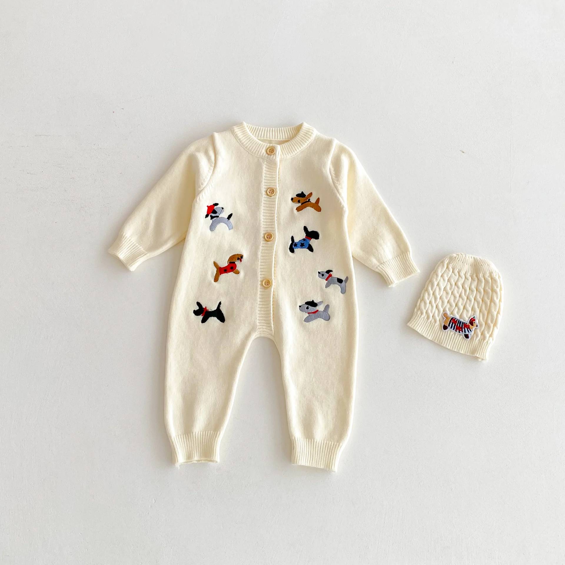 PlayfulKnit – Weich & niedlich – Gestrickter Baby-Strampler mit Hundemotiv Beige / 66 (3–6 Monate) | Pädagogisches Holzspielzeug von Mein Kleines Baby