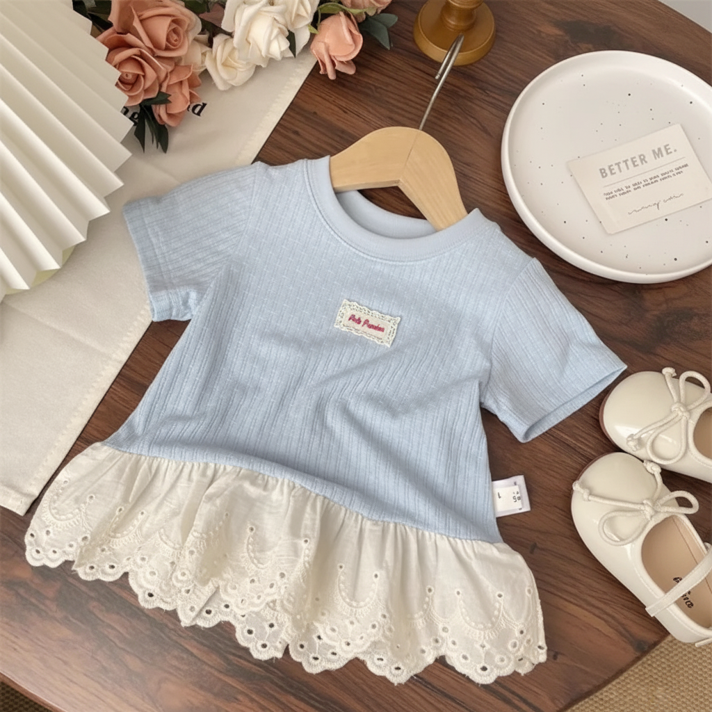 Polo Premium – Zart & Niedlich – T-Shirt mit Spitzenrand Blau / 110 (4–5 Jahre) | Pädagogisches Holzspielzeug von Mein Kleines Baby