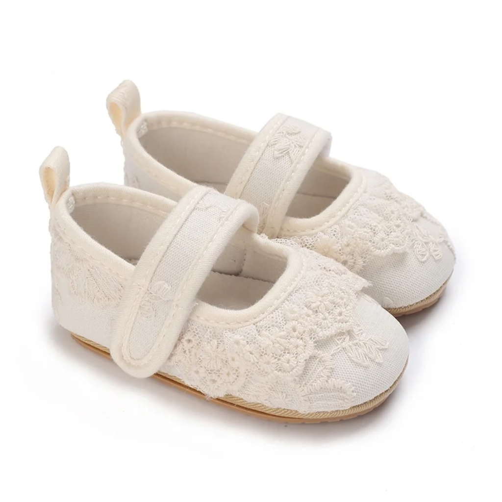 PrincessLace – Elegant & niedlich – Babyschuhe mit Spitze und Klettverschluss 1 (0–6 Monate) | Pädagogisches Holzspielzeug von Mein Kleines Baby