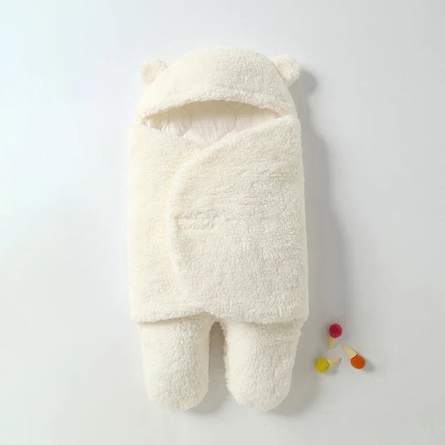 SnuggleBear™ - vikletæppe til baby Hvid / L (6-12 måneder) | Pädagogisches Holzspielzeug von Mein Kleines Baby
