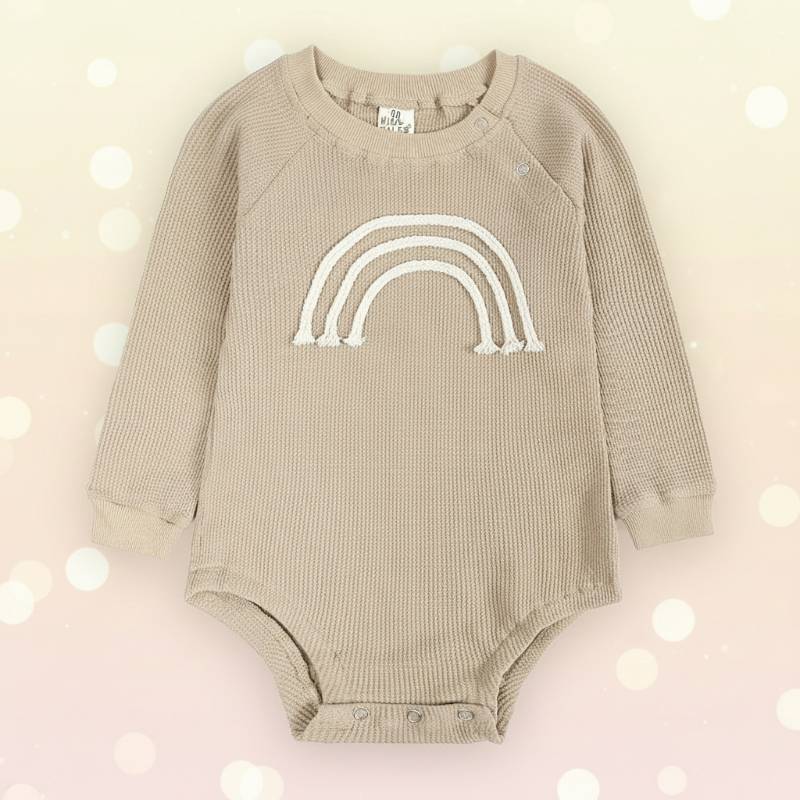 SnuggleHue – Weich & bequem – Regenbogen-Baby-Strampler Beige / Regenbogen – Kurzarm / 66 (3–6 Monate) | Pädagogisches Holzspielzeug von Mein Kleines Baby