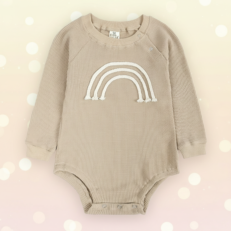 SnuggleHue – Weich & bequem – Regenbogen-Baby-Strampler Beige / Regenbogen – Kurzarm / 73 (6–9 Monate) | Pädagogisches Holzspielzeug von Mein Kleines Baby