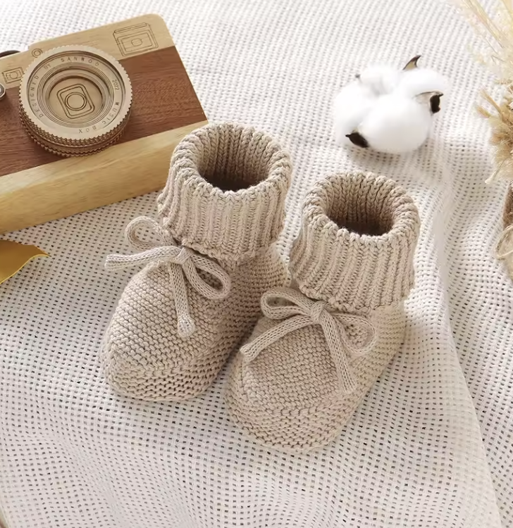 SnuggleSteps– Warm&Weich– Gestrickte Babyschuhe Beige / 100 (12 Monate / 12 cm) | Pädagogisches Holzspielzeug von Mein Kleines Baby