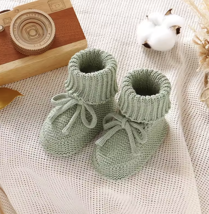SnuggleSteps– Warm&Weich– Gestrickte Babyschuhe Grün / 100 (12 Monate / 12 cm) | Pädagogisches Holzspielzeug von Mein Kleines Baby