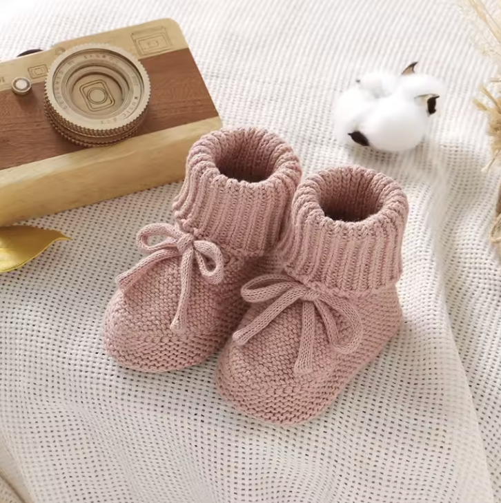 SnuggleSteps– Warm&Weich– Gestrickte Babyschuhe Rosa / 100 (12 Monate / 12 cm) | Pädagogisches Holzspielzeug von Mein Kleines Baby