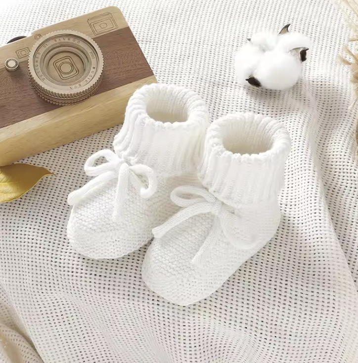 SnuggleSteps– Warm&Weich– Gestrickte Babyschuhe Weiß / 100 (12 Monate / 12 cm) | Pädagogisches Holzspielzeug von Mein Kleines Baby