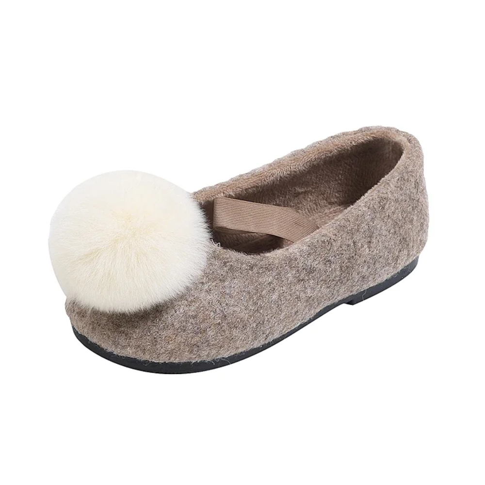 SoftSteps –  Warm & Weich – Mädchen-Schuhe mit Plüsch-Bommel Beige / 29 (5–6 Jahre) | Pädagogisches Holzspielzeug von Mein Kleines Baby