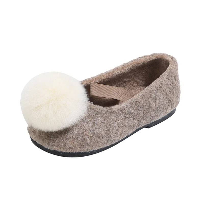 SoftSteps –  Warm & Weich – Mädchen-Schuhe mit Plüsch-Bommel Beige / 29 (5–6 Jahre) | Pädagogisches Holzspielzeug von Mein Kleines Baby