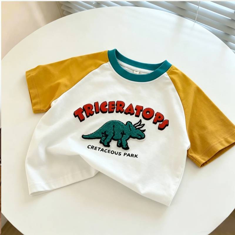 StreetBoy – Cool & bequem – Kinder-T-Shirt mit Raglanärmeln und Aufdruck Triceratops / 120 (5–6 Jahre) | Pädagogisches Holzspielzeug von Mein Kleines Baby