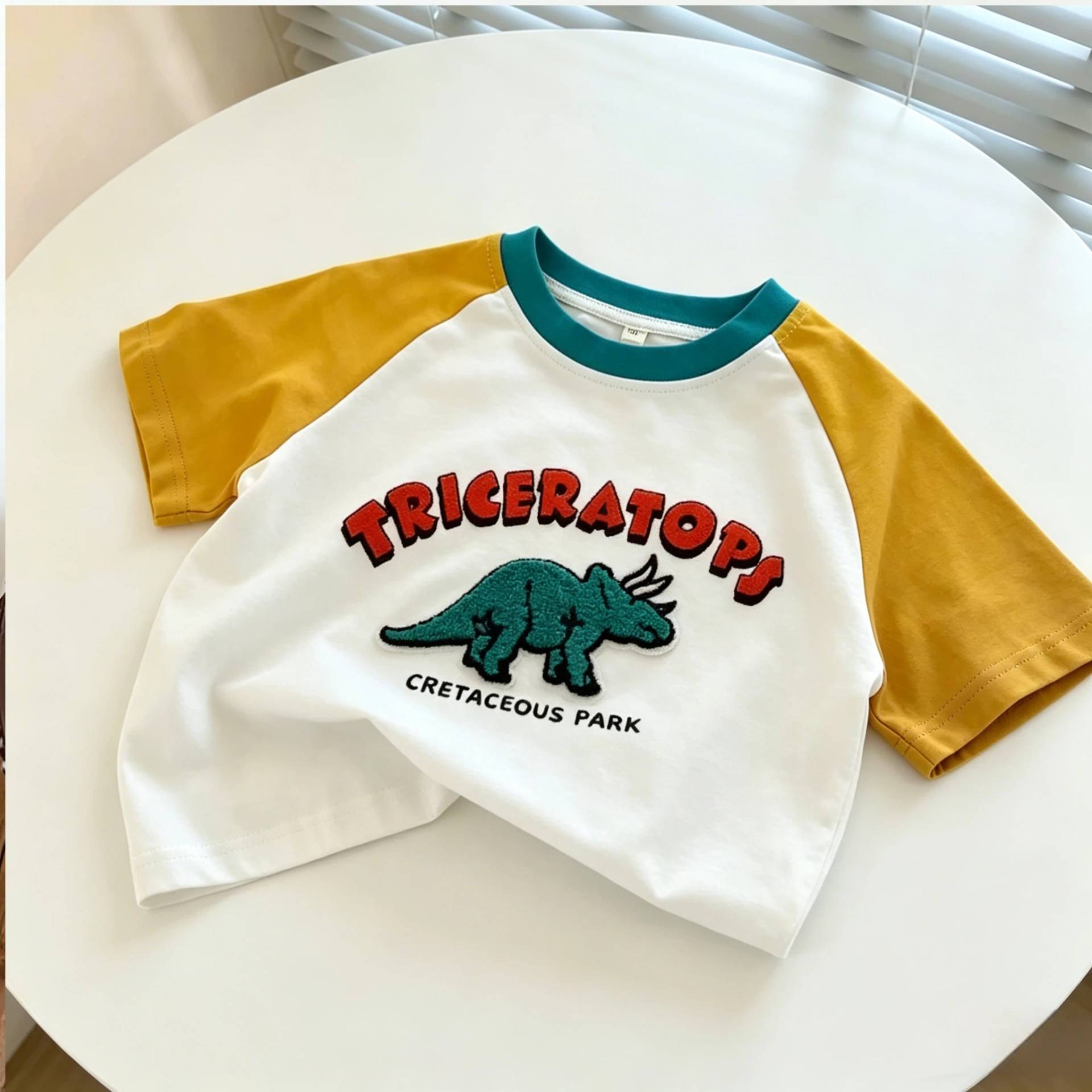 StreetBoy – Cool & bequem – Kinder-T-Shirt mit Raglanärmeln und Aufdruck Triceratops / 140 (7–8 Jahre) | Pädagogisches Holzspielzeug von Mein Kleines Baby