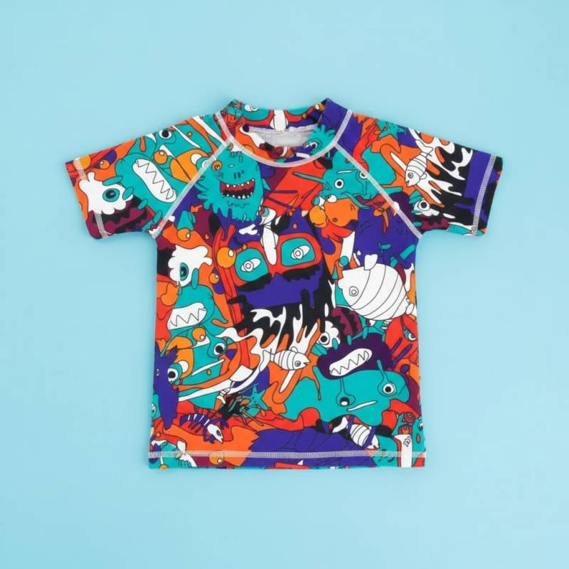 SunnyGuard– Sommerlich&schützend – Anti-UV-Schwimmshirt für Kinder mit kurzen Ärmeln 100 (3–4 Jahre) / Graffiti | Pädagogisches Holzspielzeug von Mein Kleines Baby