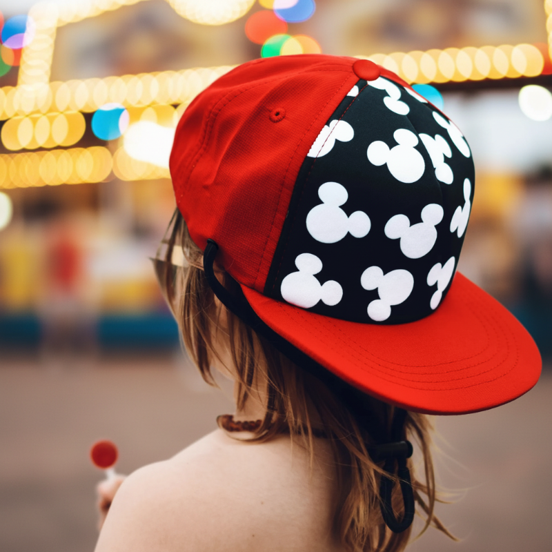 TinyRay – Atmungsaktiv & Verspielt – Kinder-Kappe Rot / Schwarz / 56 (3–8 jaar) | Pädagogisches Holzspielzeug von Mein Kleines Baby
