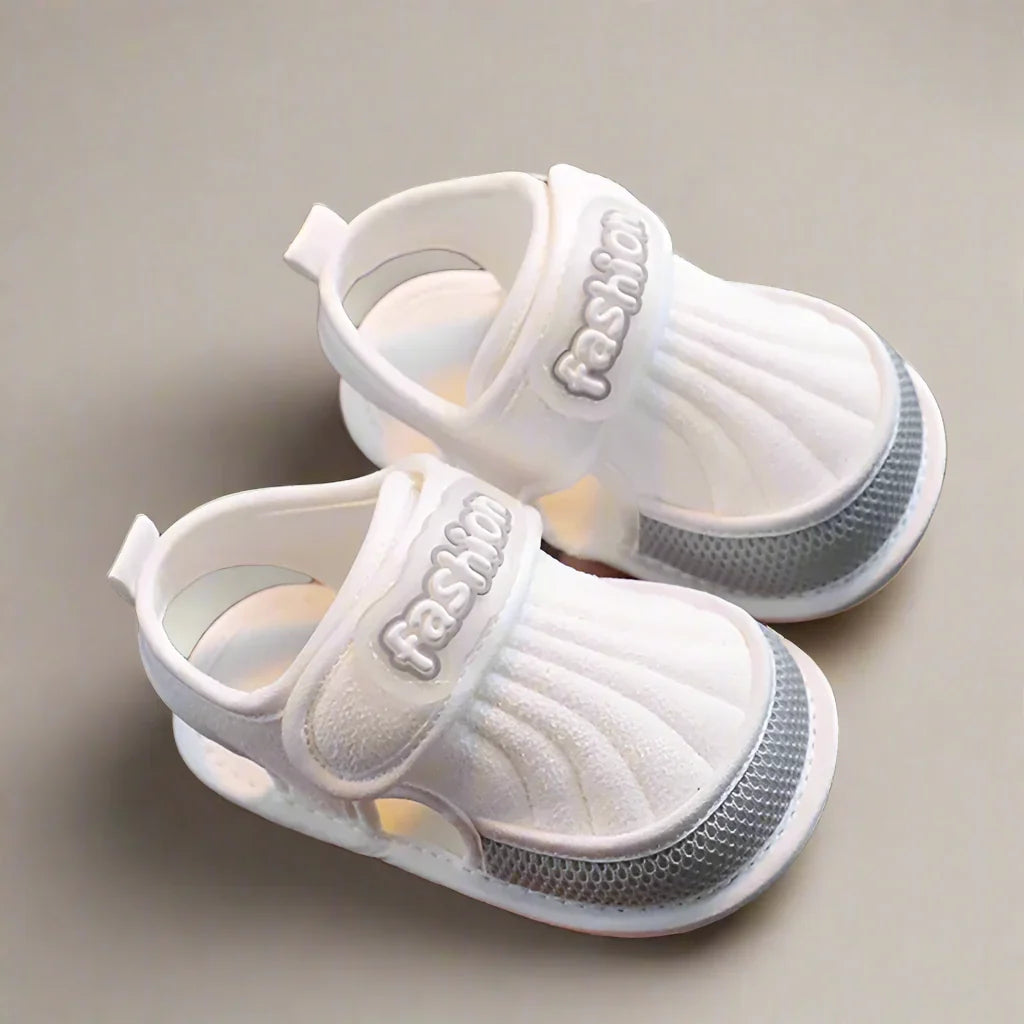 TinySteps – Åndbar og let – sommersandaler til babyer med skridsikker sål Grå / 12 (12 cm / 6–12 måneder) | Pädagogisches Holzspielzeug von Mein Kleines Baby