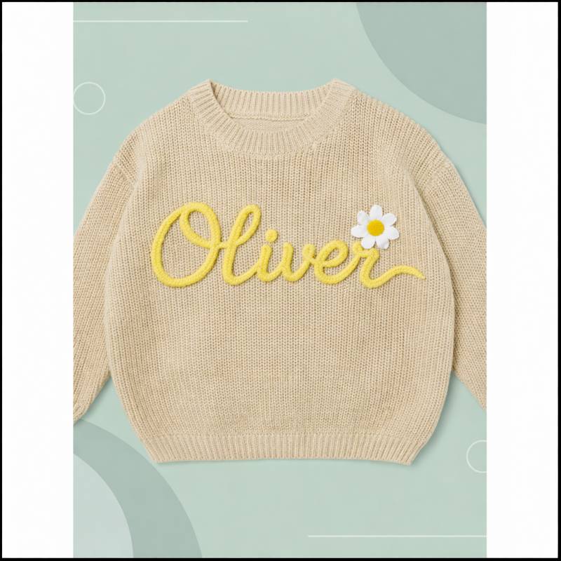 TinyStitch – Personalisierter Strickpullover mit Namen für Kinder Beige – Gelber Aufdruck / 110 (5–6 Jahre) / Sonnenblume | Pädagogisches Holzspielzeug von Mein Kleines Baby