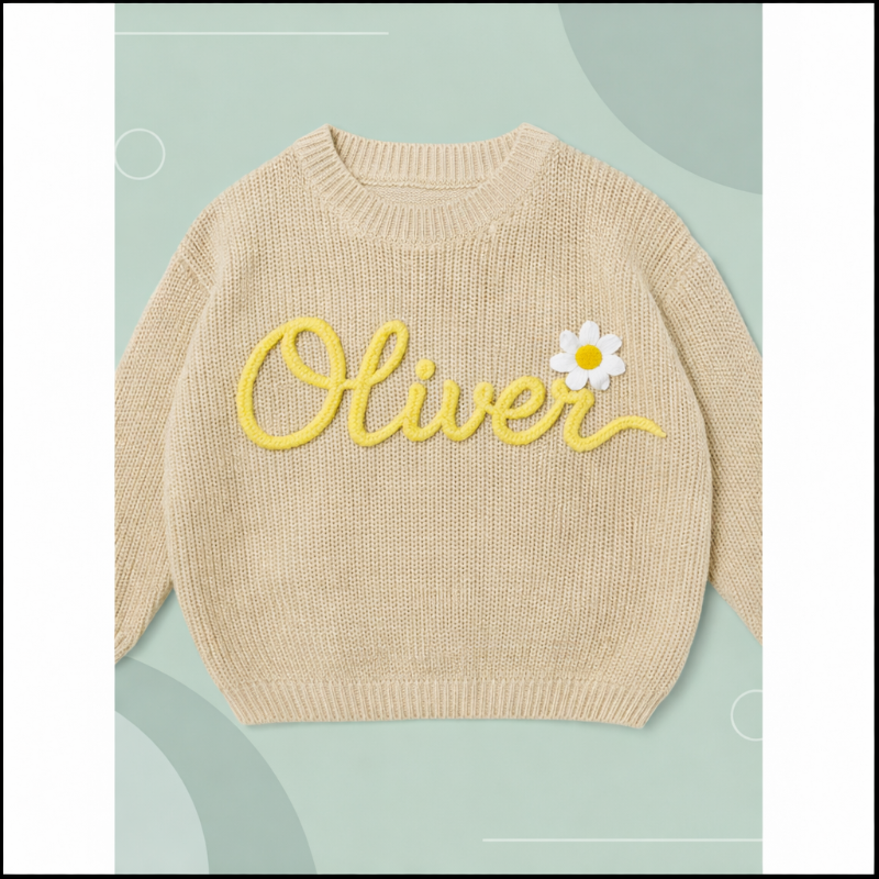 TinyStitch– Personalisierter Strickpullover mit Namen für Kinder Beige – Gelber Aufdruck / 65 (3–6 Monate) / Nein | Pädagogisches Holzspielzeug von Mein Kleines Baby