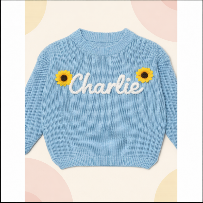 TinyStitch– Personalisierter Strickpullover mit Namen für Kinder Hellblau – weißer Aufdruck / 60 (0–3 Monate) / Bei | Pädagogisches Holzspielzeug von Mein Kleines Baby