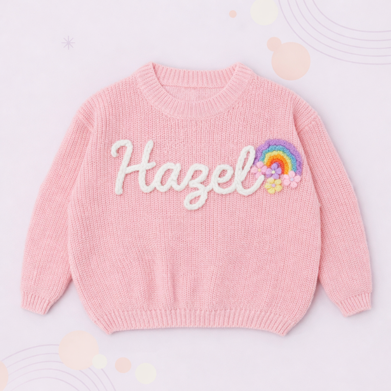 TinyStitch– Personalisierter Strickpullover mit Namen für Kinder Pink-weißer Aufdruck / 75 (12–18 Monate) / Sonnenblume | Pädagogisches Holzspielzeug von Mein Kleines Baby