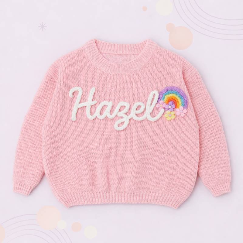 TinyStitch– Personalisierter Strickpullover mit Namen für Kinder Pink-weißer Aufdruck / 75 (12–18 Monate) / Sonnenblume | Pädagogisches Holzspielzeug von Mein Kleines Baby