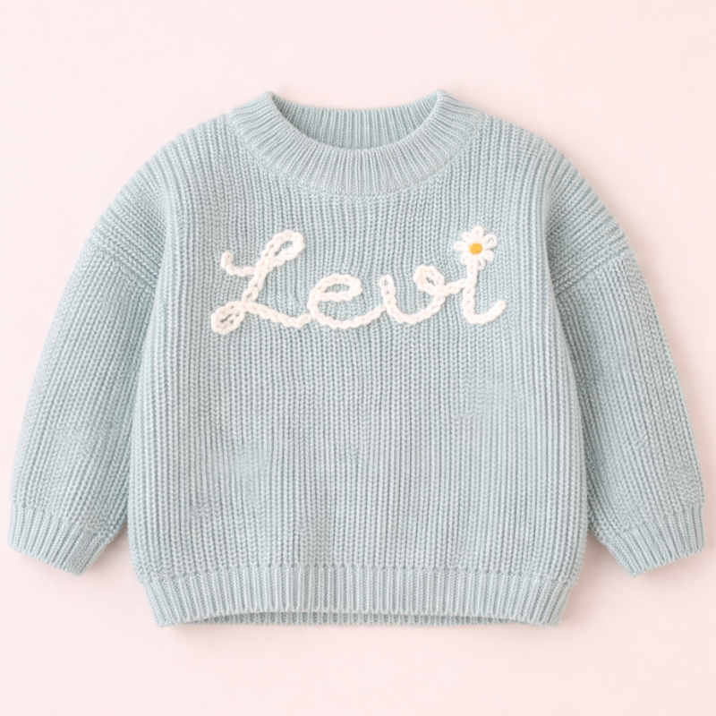 TinyStitch – Personlig strikket navnetrøje til børn Lyseblå - hvidt tryk / 75 (12–18 måneder) / Solsikke | Pädagogisches Holzspielzeug von Mein Kleines Baby
