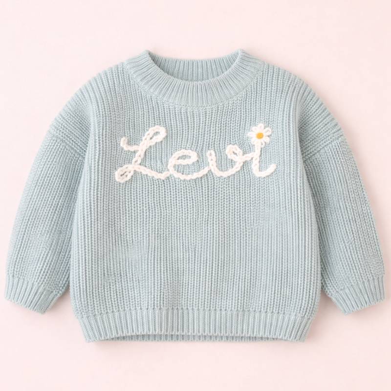 TinyStitch – Personlig strikket navnetrøje til børn Lyseblå - hvidt tryk / 75 (12–18 måneder) / Solsikke | Pädagogisches Holzspielzeug von Mein Kleines Baby