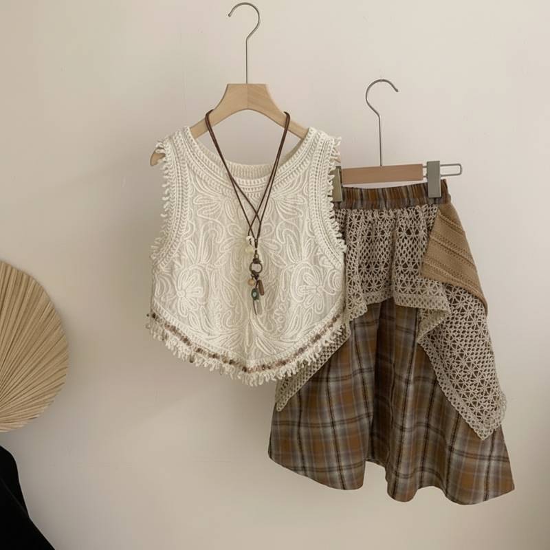 TinyTrends – Boho-Chic & Niedlich – Gehäkeltes Oberteil mit kariertem Rock 140 (7–8 Jahre) | Pädagogisches Holzspielzeug von Mein Kleines Baby