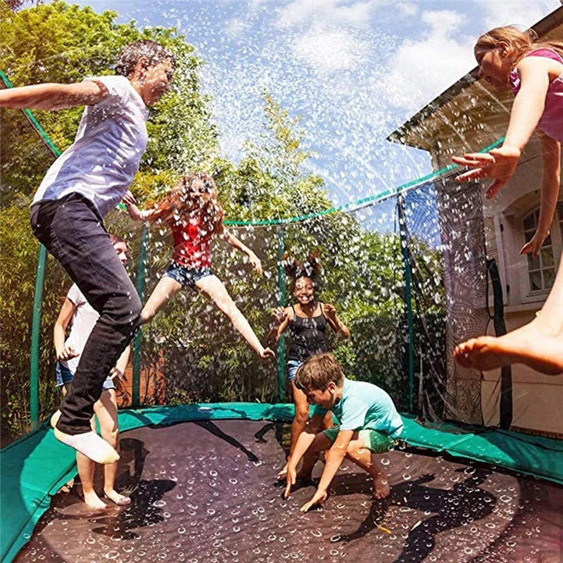 Trampolin Sprinklers™ - Wasserspaß auf dem Trampolin - Wassersprinkler 12 Meter | Pädagogisches Holzspielzeug von Mein Kleines Baby
