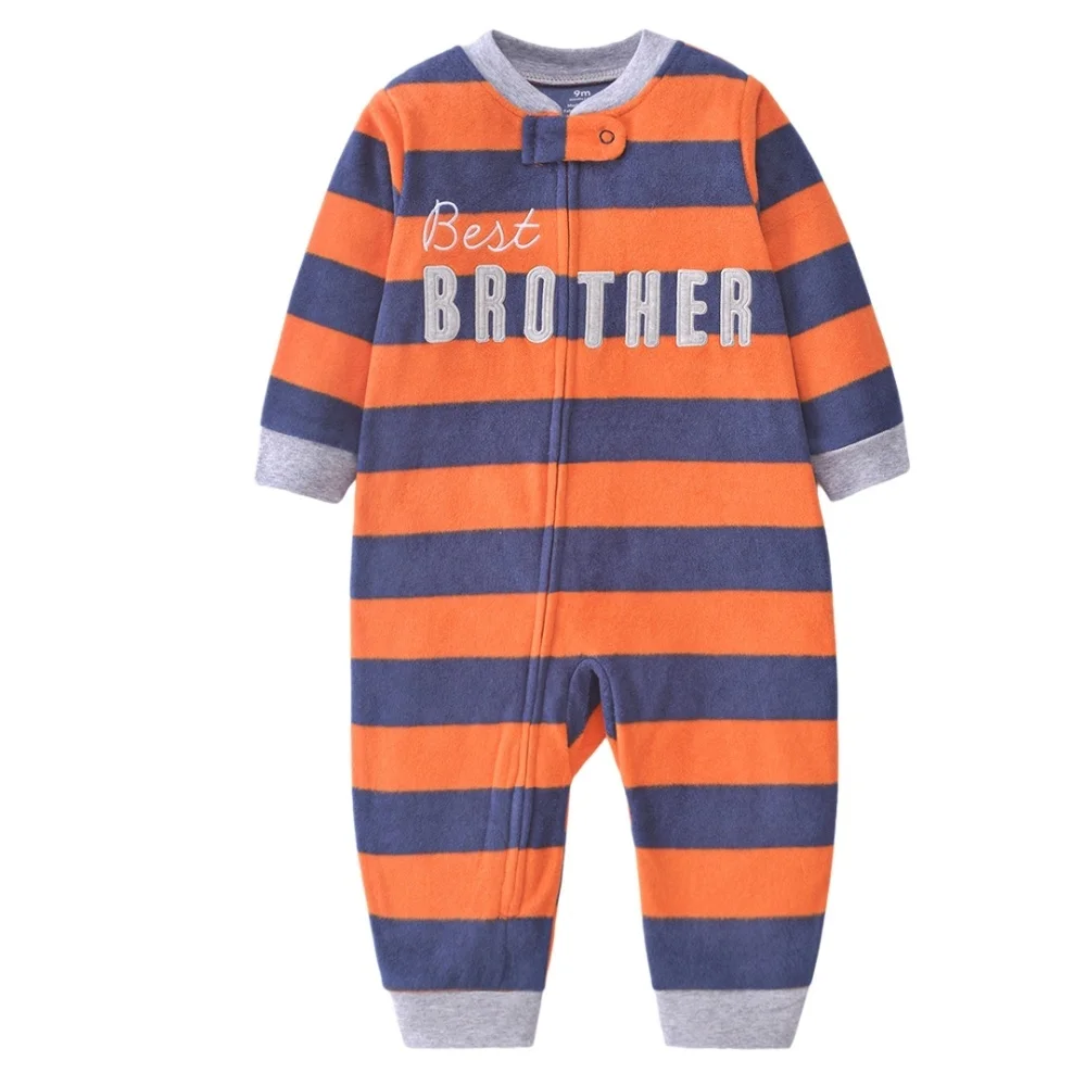 WarmBuddy – Süß & weich – Baby-Strampler aus Fleece mit Cartoon-Aufdruck Bruder / 59 (0–3 Monate) | Pädagogisches Holzspielzeug von Mein Kleines Baby