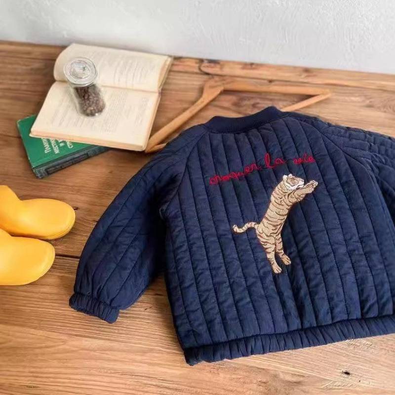 WildCharm– Warm&einzigartig– Gesteppte Kinderjacke Blau / 130 (6–7 Jahre) | Pädagogisches Holzspielzeug von Mein Kleines Baby