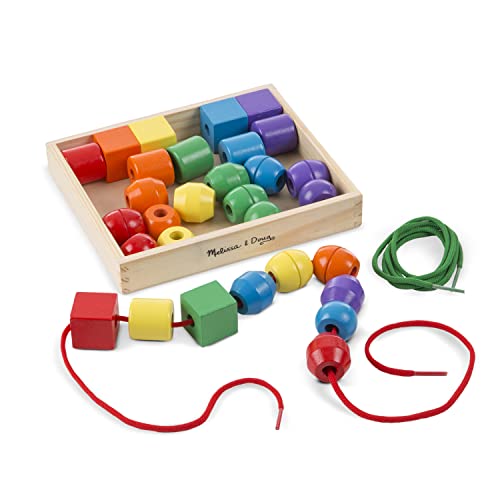 Melissa & Doug Fädelspiel mit Holzperlen für Kinder ab 3 Jahren, große Perlen in verschiedenen Formen und Farben sowie zwei Kordeln, Mehrfarbig von Melissa & Doug
