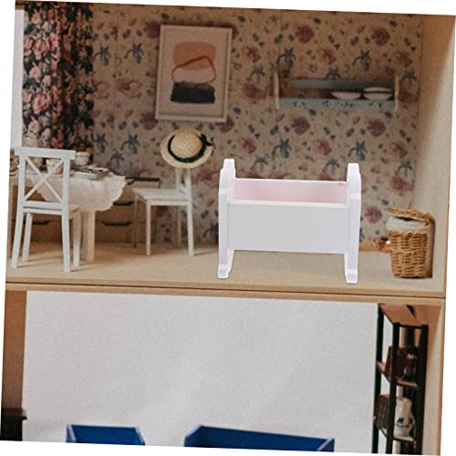 Mikinona Miniatur Puppenhaus Babybett aus Holz Realistisches Mini Kinderbett Weiße Mini Krippe Detailreiche Dekoratives Puppenhausmöbel für Kinderzimmer Zubehör Mikinona Miniatur Puppenhaus Babybett aus Holz Realistisches Mini Kinderbett Weiße Mini Krippe Detailreiche Dekoratives Puppenhausmöbel für Kinderzimmer Zubehör von Mikinona