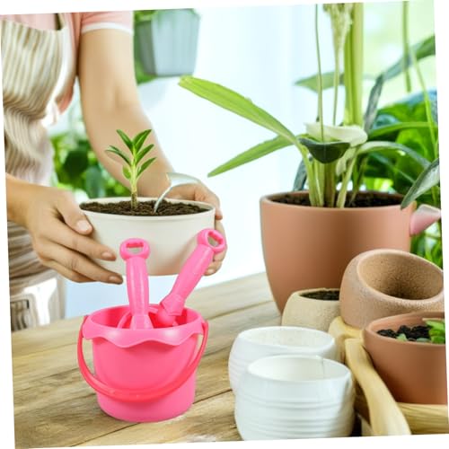 Milisten 3 Stück Teiliges Gartenspielzeug Set für Langem Grabegabel Robustem Rechen und Strapazierfähigem Eimer Tragbar und Vielseitig für Garten Strand und Outdoor spaß Milisten 3 Stück Teiliges Gartenspielzeug Set für Langem Grabegabel Robustem Rechen und Strapazierfähigem Eimer Tragbar und Vielseitig für Garten Strand und Outdoor spaß von Milisten