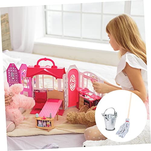 Milisten Silbernem Metall Eimer und Blauem Mop Detailgetreues Puppenhaus Zubehör DIY Accessoire für Kleine Hausmodelle und Kreative Kinderdekoration Milisten Silbernem Metall Eimer und Blauem Mop Detailgetreues Puppenhaus Zubehör DIY Accessoire für Kleine Hausmodelle und Kreative Kinderdekoration von Milisten