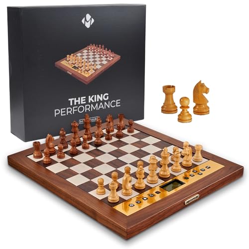 MILLENNIUM The King Performance M830 - Schachcomputer mit adaptiven Spielstufen. Mit Echtholz-Rahmen, Holzfiguren und 81 LEDs zur Zuganzeige. Online spielen via ChessLink-Modul. von Millennium
