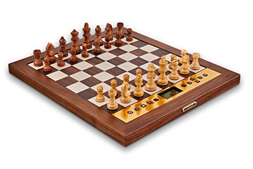 MILLENNIUM The King Performance M830 - Schachcomputer mit adaptiven Spielstufen. Mit Echtholz-Rahmen, Holzfiguren und 81 LEDs zur Zuganzeige. Online spielen via ChessLink-Modul. von Millennium