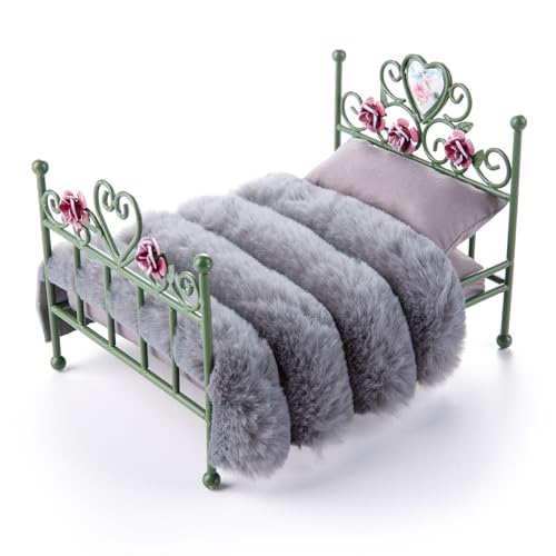 1:12 Puppenhausbett, Puppenhaus Schlafzimmer Möbelzubehör, Handblumenstiche Eisenbett mit abnehmbaren Spitzenbettwäsche und Kissen (Grün) von Minamzee