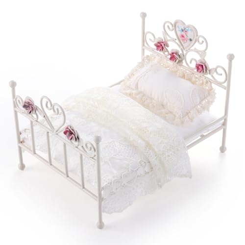 1:12 Puppenhausbett, Puppenhaus Schlafzimmer Möbelzubehör, Handblumenstiche Eisenbett mit abnehmbaren Spitzenbettwäsche und Kissen (Weiß) von Minamzee