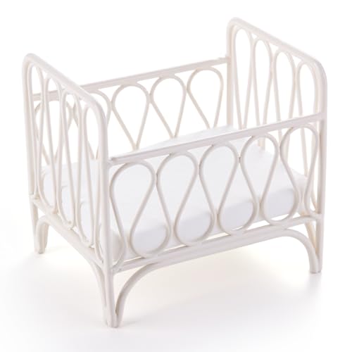 Dollhouse Iron Bed, 1: 12 Miniaturpuppenhaus DIY Accessoreeis Möbel, 8,7 * 7 * 8,2 cm Puppenhaus Bed für Puppenhauszimmer Dollhouse Iron Bed, 1: 12 Miniaturpuppenhaus DIY Accessoreeis Möbel, 8,7 * 7 * 8,2 cm Puppenhaus Bed für Puppenhauszimmer von Minamzee