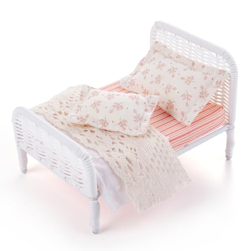 1:12 Miniaturpuppenhausbett, 1: 12 Märchen Pastoral Style Dollhouse Schlafzimmer Möbel, Weiße Rattanbett mit Abnehmbaren Bettwäsche und Kissen, Möbelzubehör Geschenk für Dollhouse Liebhaber von Minamzee