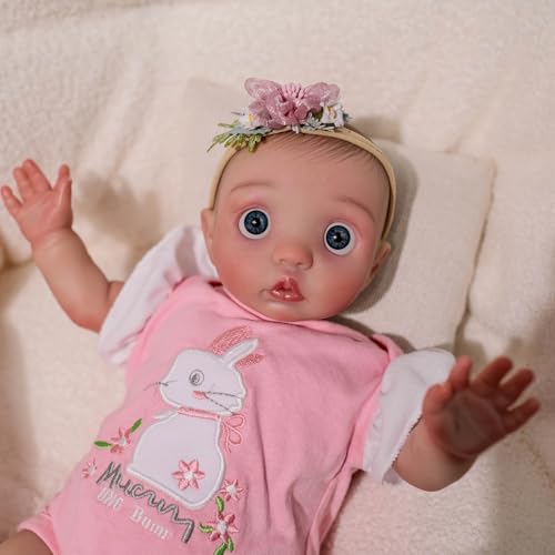 MineeQu 16 Zoll Realistische Baby Puppe Reborn Handbemaltes Haar & Blaue Augen Premie-Mädchenpuppe Bunny-Onesie Blumen-Kopfbinde MineeQu 16 Zoll Realistische Baby Puppe Reborn Handbemaltes Haar & Blaue Augen Premie-Mädchenpuppe Bunny-Onesie Blumen-Kopfbinde von MineeQu