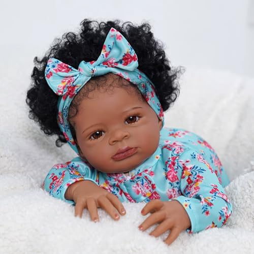MineeQu 19 Zoll Afroamerikanische Reborn Baby Puppe Lockige Gewurzelte Haare Blaues Blumenoutfit Stoffkörper Geschenksatz für Mädchen ab 3+ MineeQu 19 Zoll Afroamerikanische Reborn Baby Puppe Lockige Gewurzelte Haare Blaues Blumenoutfit Stoffkörper Geschenksatz für Mädchen ab 3+ von MineeQu